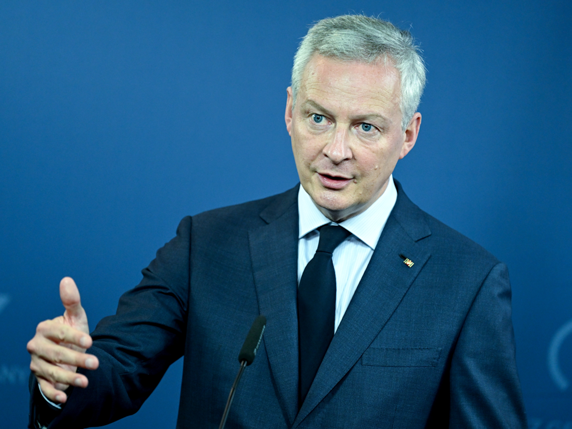 Bruno Le Maire spricht bei einer Pressekonferenz über europäische Finanzpolitik.