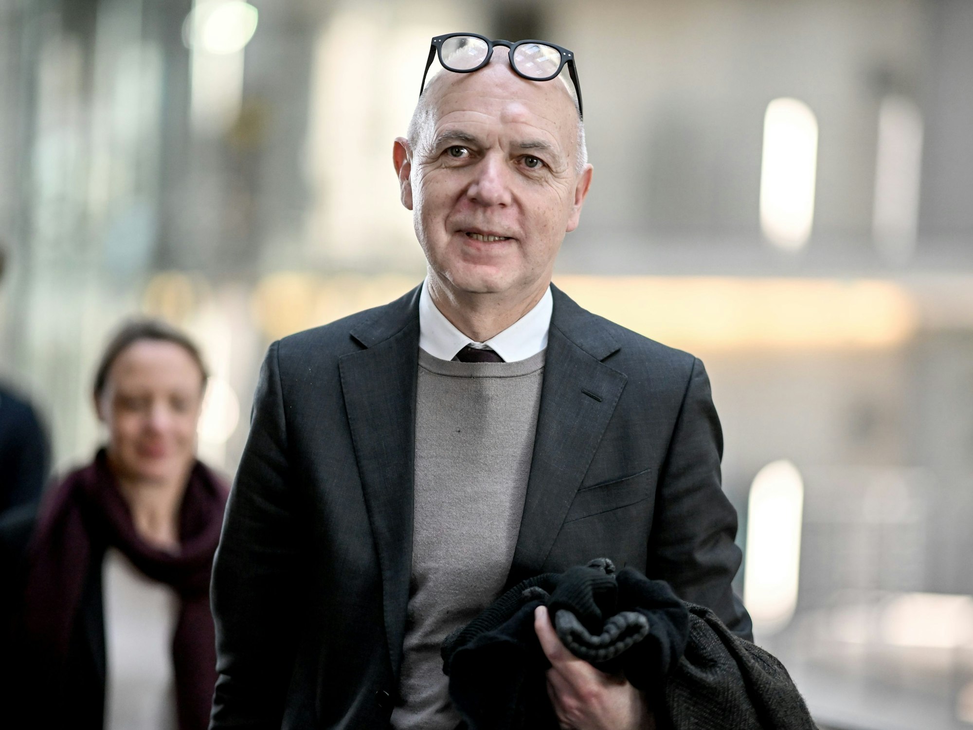 DFB-Präsident kommt im Anzug zur Sitzung des Sportausschusses des Bundestags.