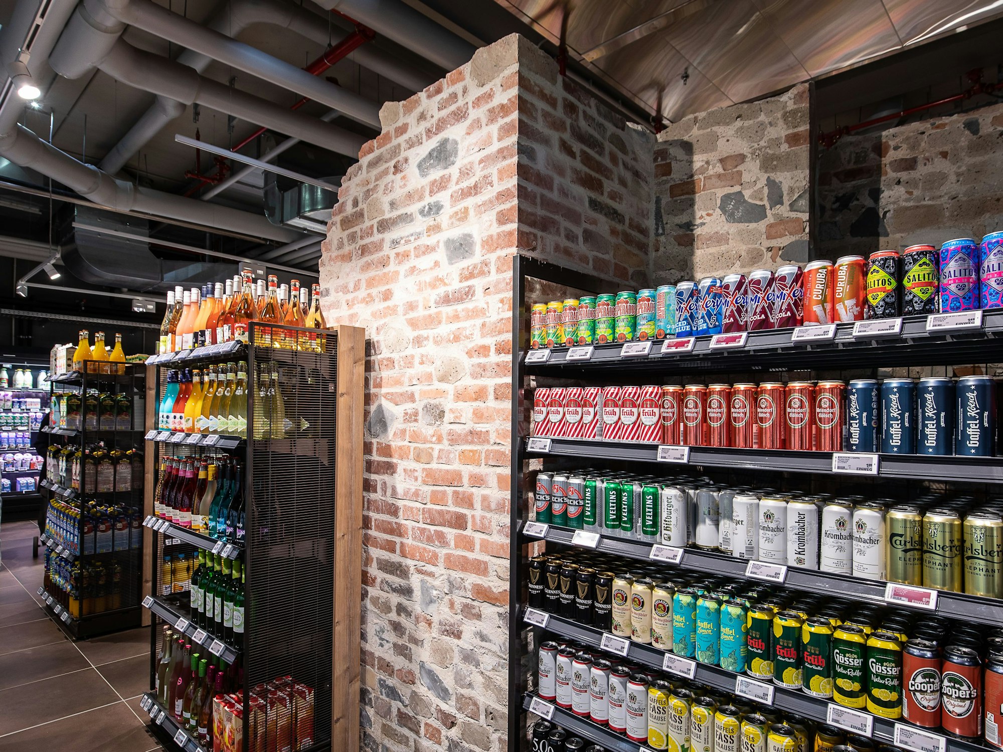 Neuer Rewe in den Wallarkaden in Köln. Bei den Bauarbeiten wurden Teile der Stadtmauer gefunden.