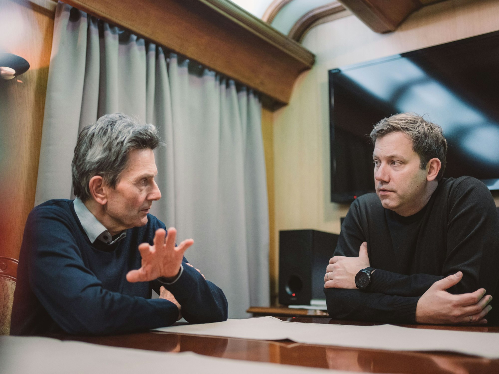 SPD-Parteichef Lars Klingbeil (r) und SPD-Bundestags-Fraktionschef Rolf Mützenich sitzen in einem Sonderzug nach Kyjiw.