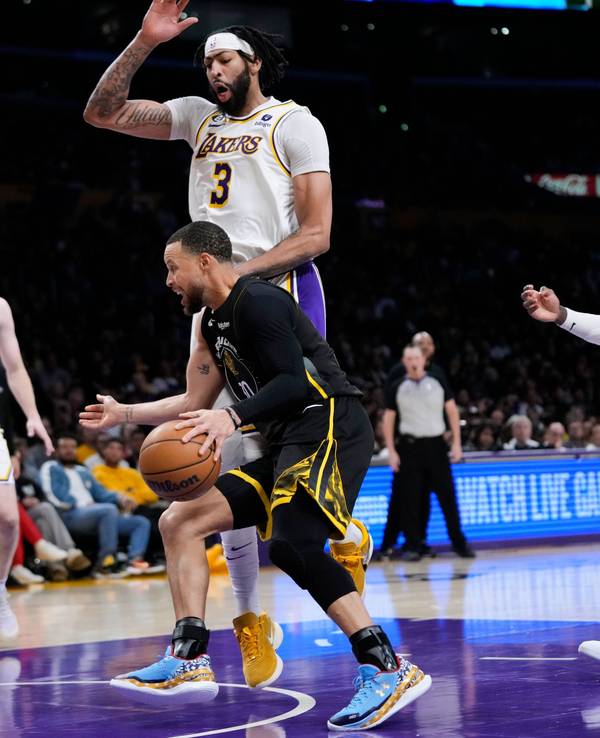 Warriors-Superstar Stephen Curry (v.) wird von Anthony Davis (h.) gefoult.