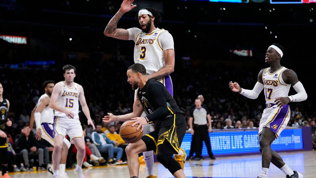 Warriors-Superstar Stephen Curry (v.) wird von Anthony Davis (h.) gefoult.