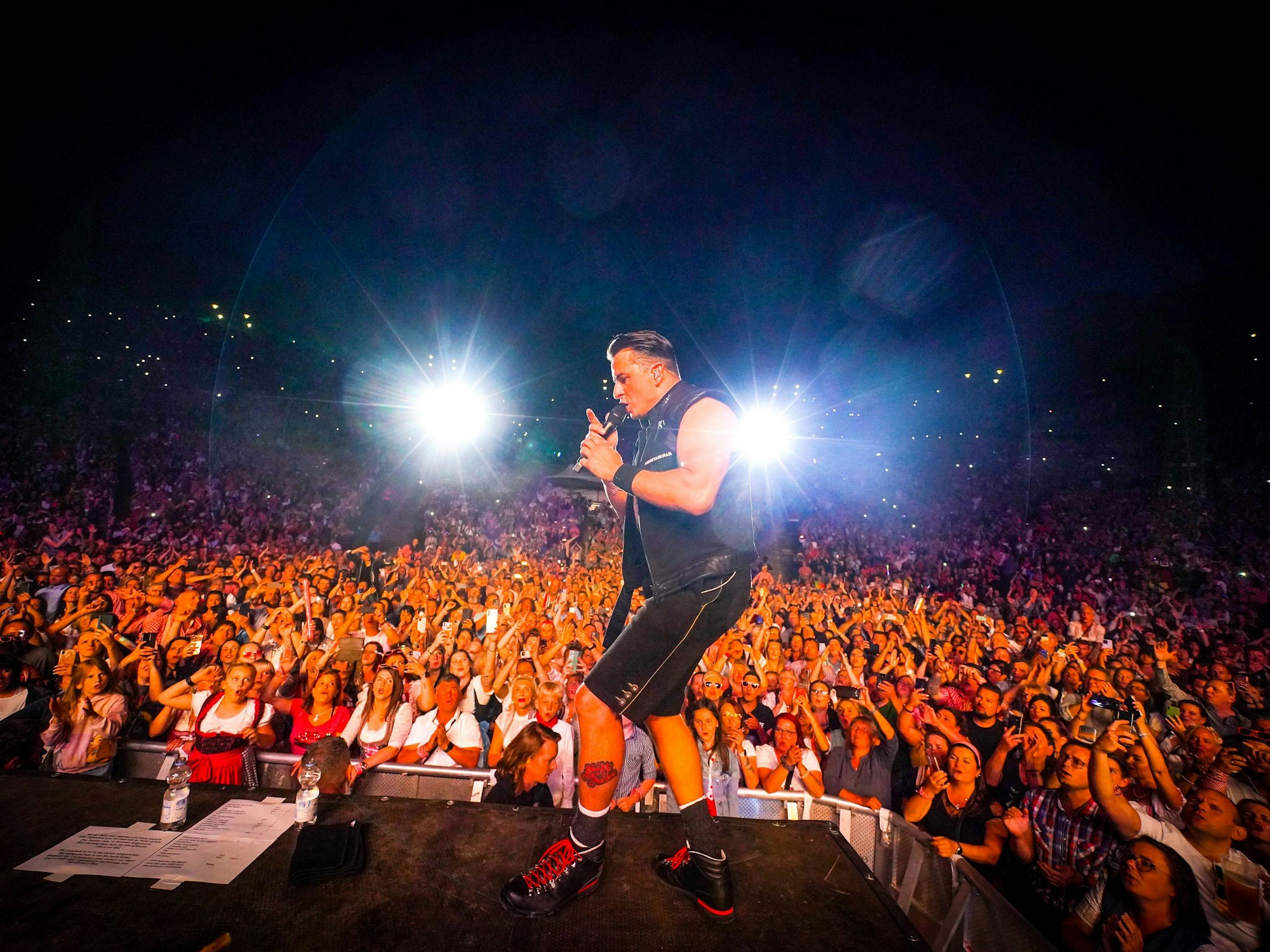 Andreas Gabalier performt vor tausenden Fans.