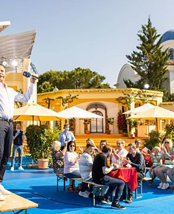 Moderator und Sänger Stefan Mross steht während der Liveübertragung der Sendung "Immer wieder Sonntags" auf einem Tisch und singt. Die Unterhaltungssendung "Immer wieder Sonntags" startet heute mit der ersten Liveübertragung nach dem Lockdown in die neue Saison. +++ dpa-Bildfunk +++