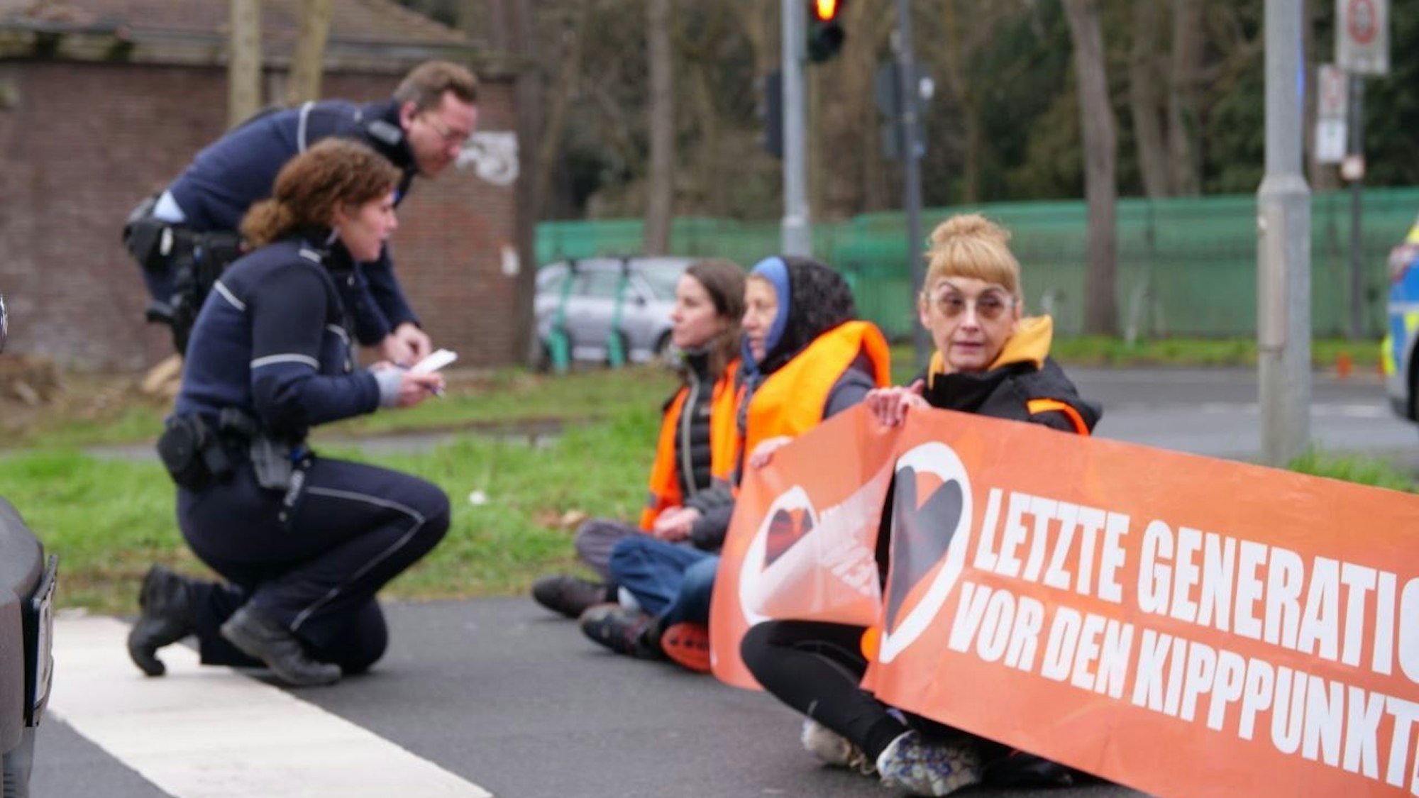 Blockade der Letzten Generation auf der Militärringstraße in Köln.