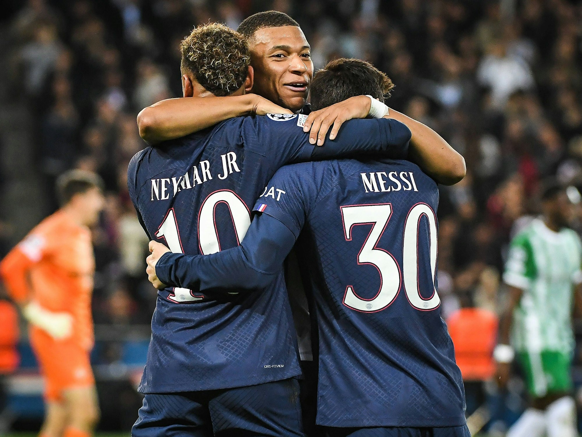 Neymar jubelt mit Kylian Mbappe und Lionel Messi über ein Tor.