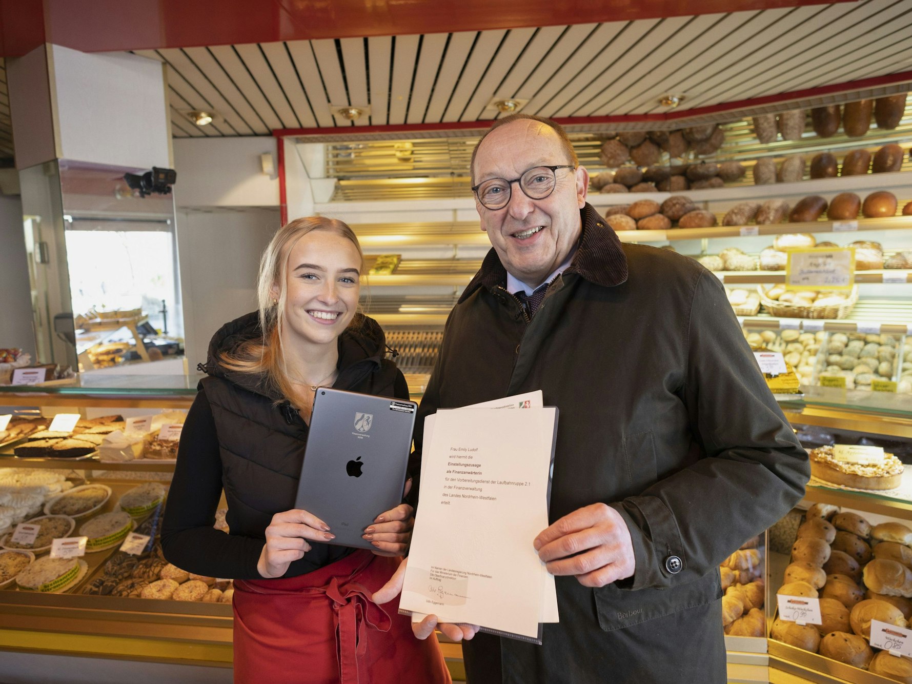 Übergabe einer Einstellungszusage durch Oberfinanzpräsident Werner Bromm an Emily Ludolf.