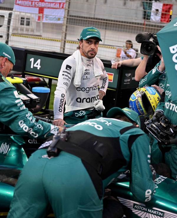 Fernando Alonso steht vor seinem wilden Ritt im Aston Martin zum Auftakt der Formel 1 in Bahrain in der Startaufstellung.