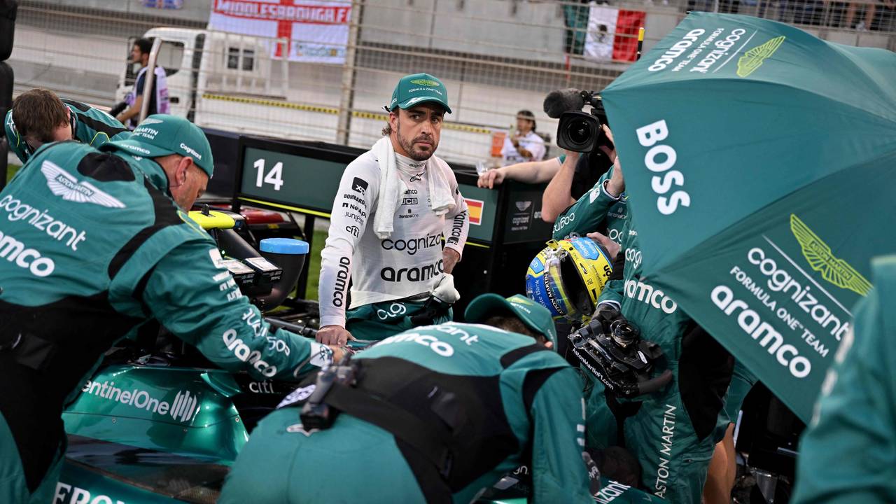 Fernando Alonso steht vor seinem wilden Ritt im Aston Martin zum Auftakt der Formel 1 in Bahrain in der Startaufstellung.