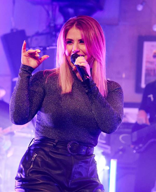 Die ehemalige „Let’s Dance“-Kandidatin Beatrice Egli (hier zu sehen am 6. Dezember bei einem Benefizkonzert in Hamburg) verzaubert mal wieder ihre Fans.