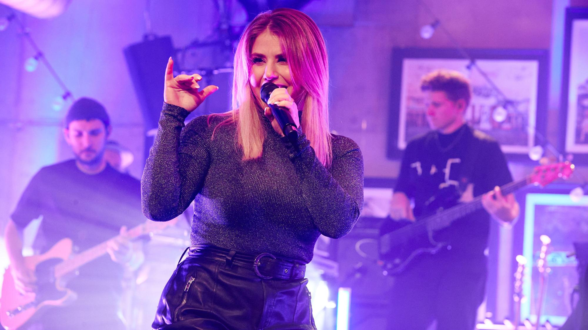 Die ehemalige „Let’s Dance“-Kandidatin Beatrice Egli (hier zu sehen am 6. Dezember bei einem Benefizkonzert in Hamburg) verzaubert mal wieder ihre Fans.