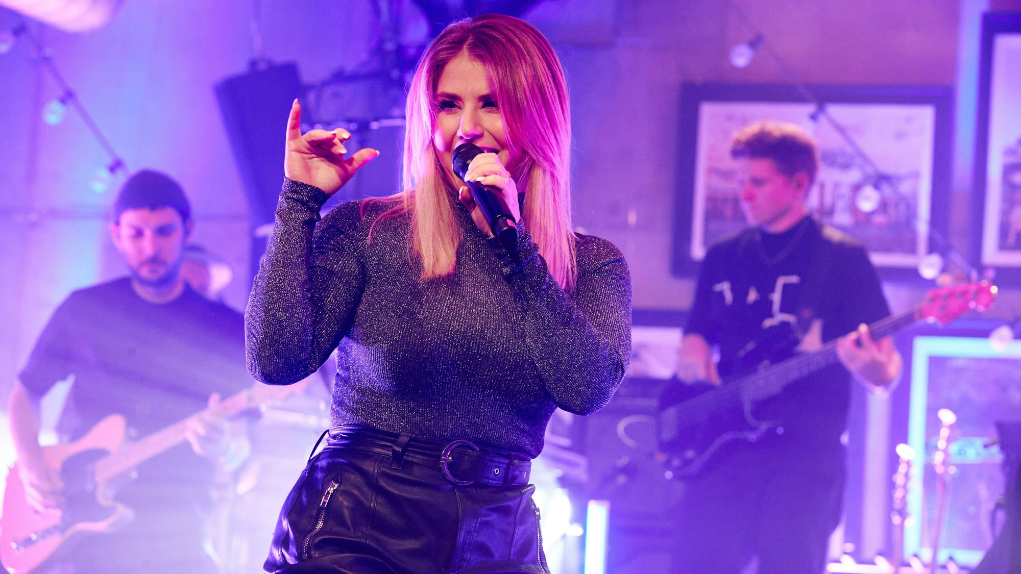 Die ehemalige „Let’s Dance“-Kandidatin Beatrice Egli (hier zu sehen am 6. Dezember bei einem Benefizkonzert in Hamburg) verzaubert mal wieder ihre Fans.