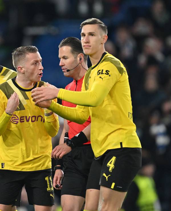 Dortmunder Spieler diskutieren mit Schiedsrichter Danny Makkelie (2.v.r).