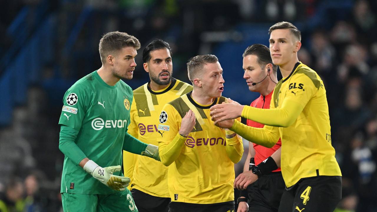 Dortmunder Spieler diskutieren mit Schiedsrichter Danny Makkelie (2.v.r).