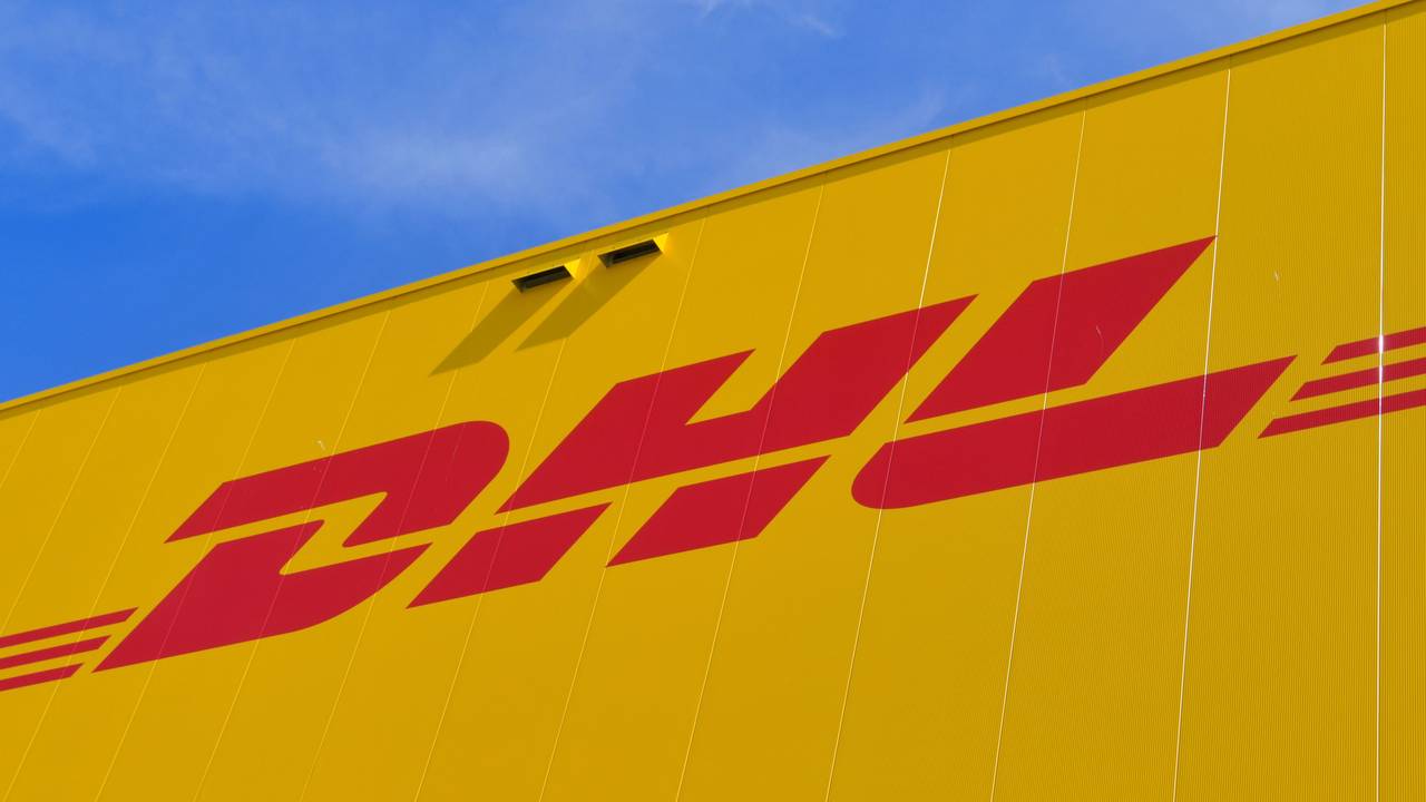 Das Logo des Paketdienstes DHL der Deutschen Post auf der Fassade eines Paketzentrums im Juni 2020 in Ludwigsfelde.