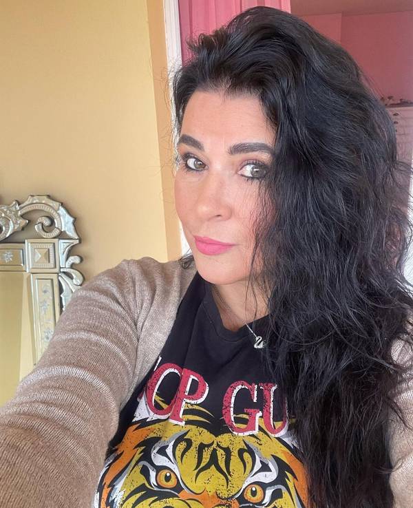 Reality-Darstellerin Iris Klein posiert lächelnd auf einem Selfie.