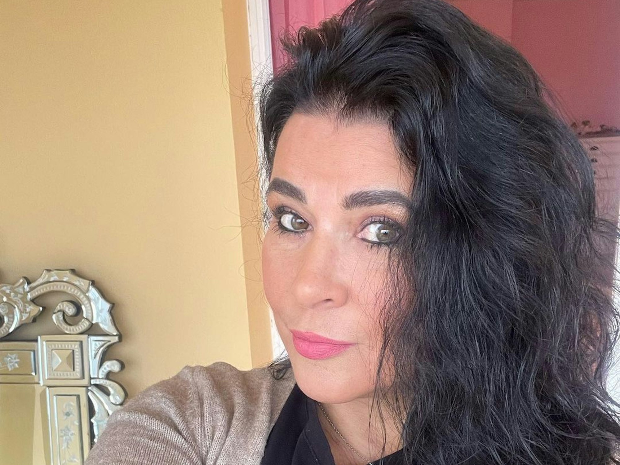 Reality-Darstellerin Iris Klein posiert lächelnd auf einem Selfie.