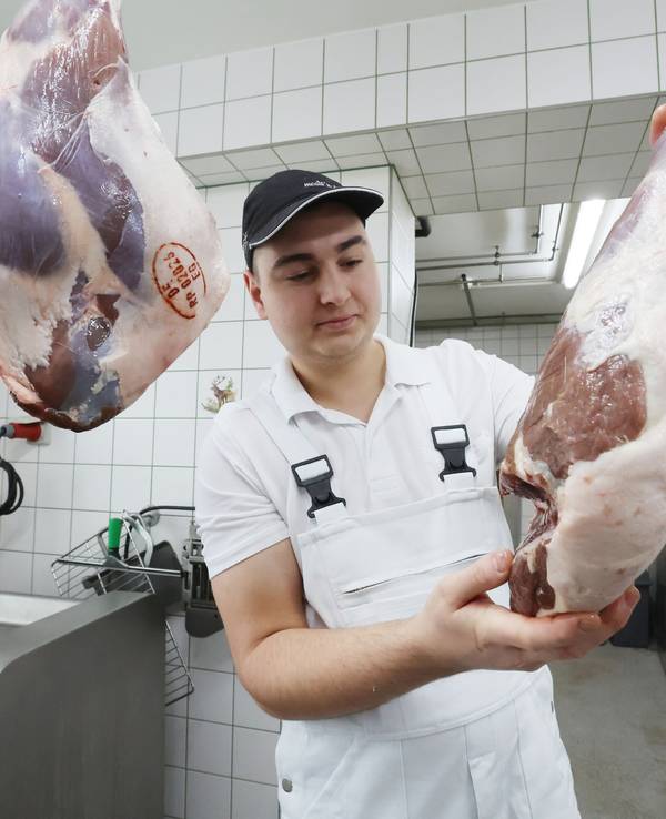 Joe Trommer begutachtet in der hoteleigenen Fleischerei eine Wildkeule.