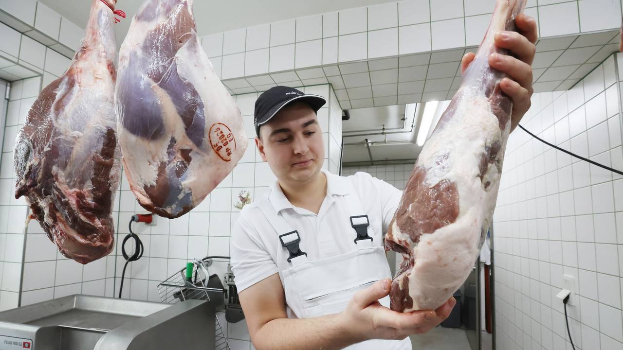 Joe Trommer begutachtet in der hoteleigenen Fleischerei eine Wildkeule.