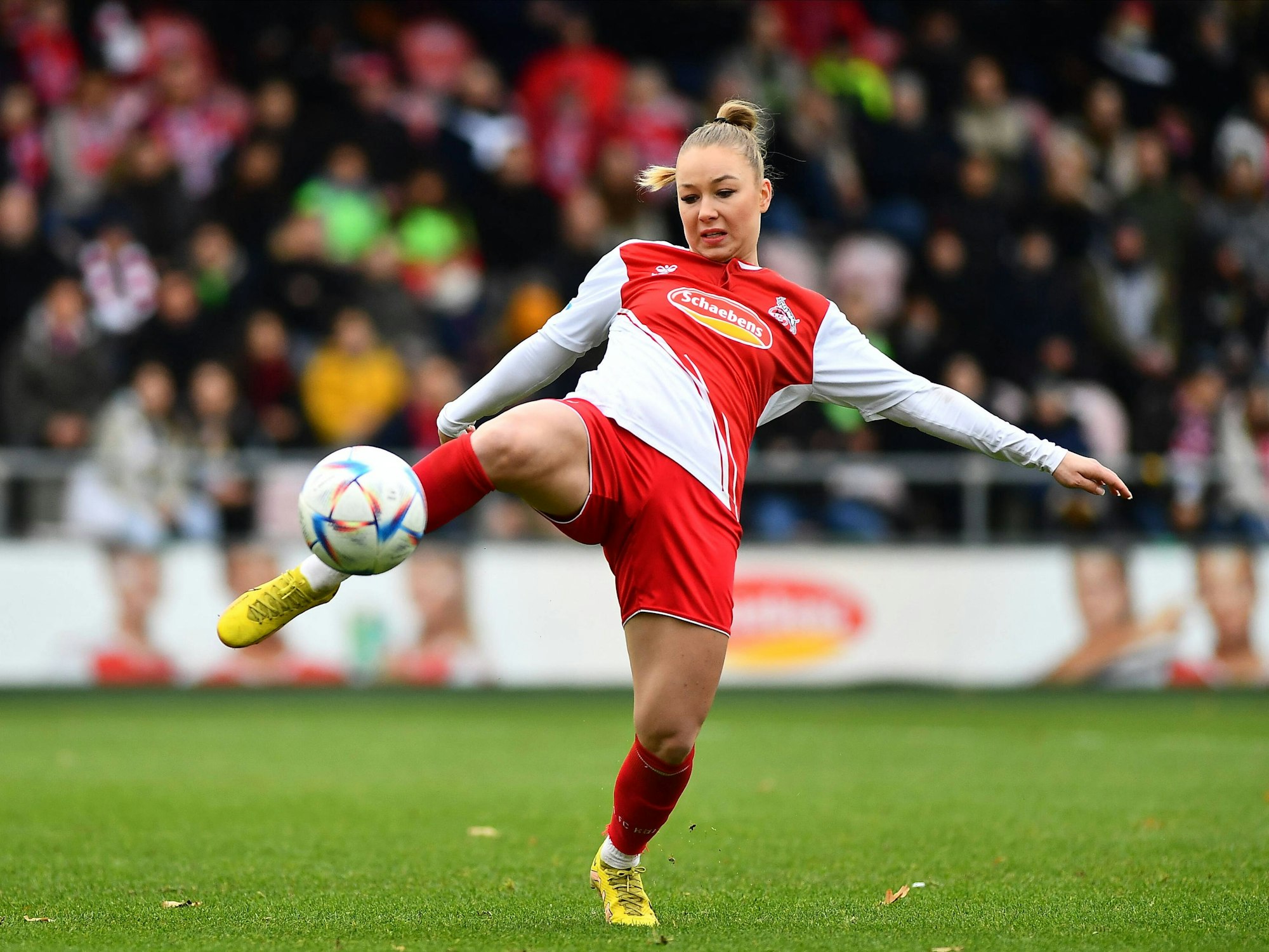 Weronika Zawistowska schießt einen Ball beim Spiel gegen den VfL Wolfsburg