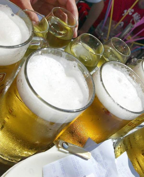 Das Symbolfoto aus dem Jahr 2003 zeigt mehrere gefüllte Bier- und Weingläser.