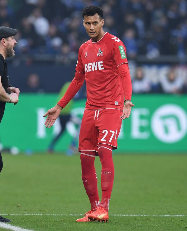 Steffen Baumgart spricht am Spielfeldrand mit Davie Selke.