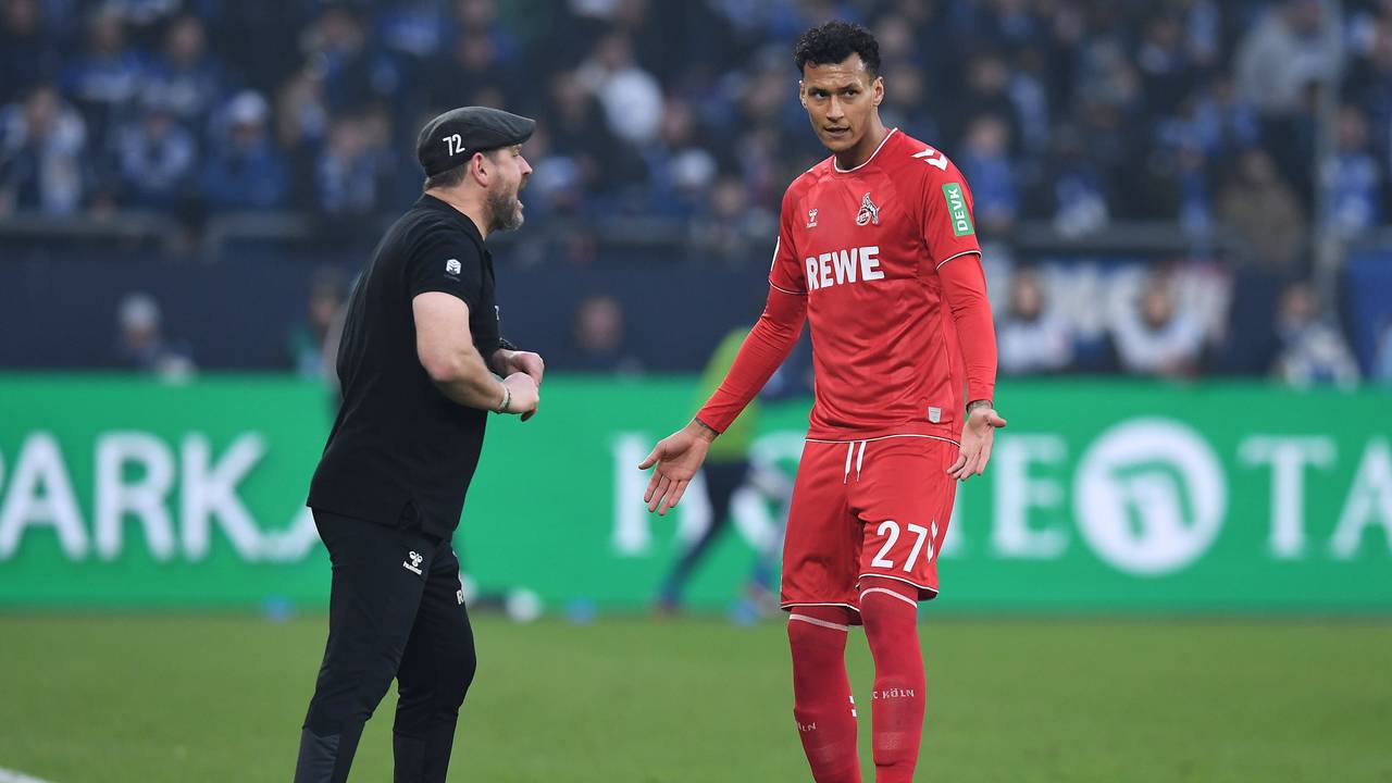 Steffen Baumgart spricht am Spielfeldrand mit Davie Selke.