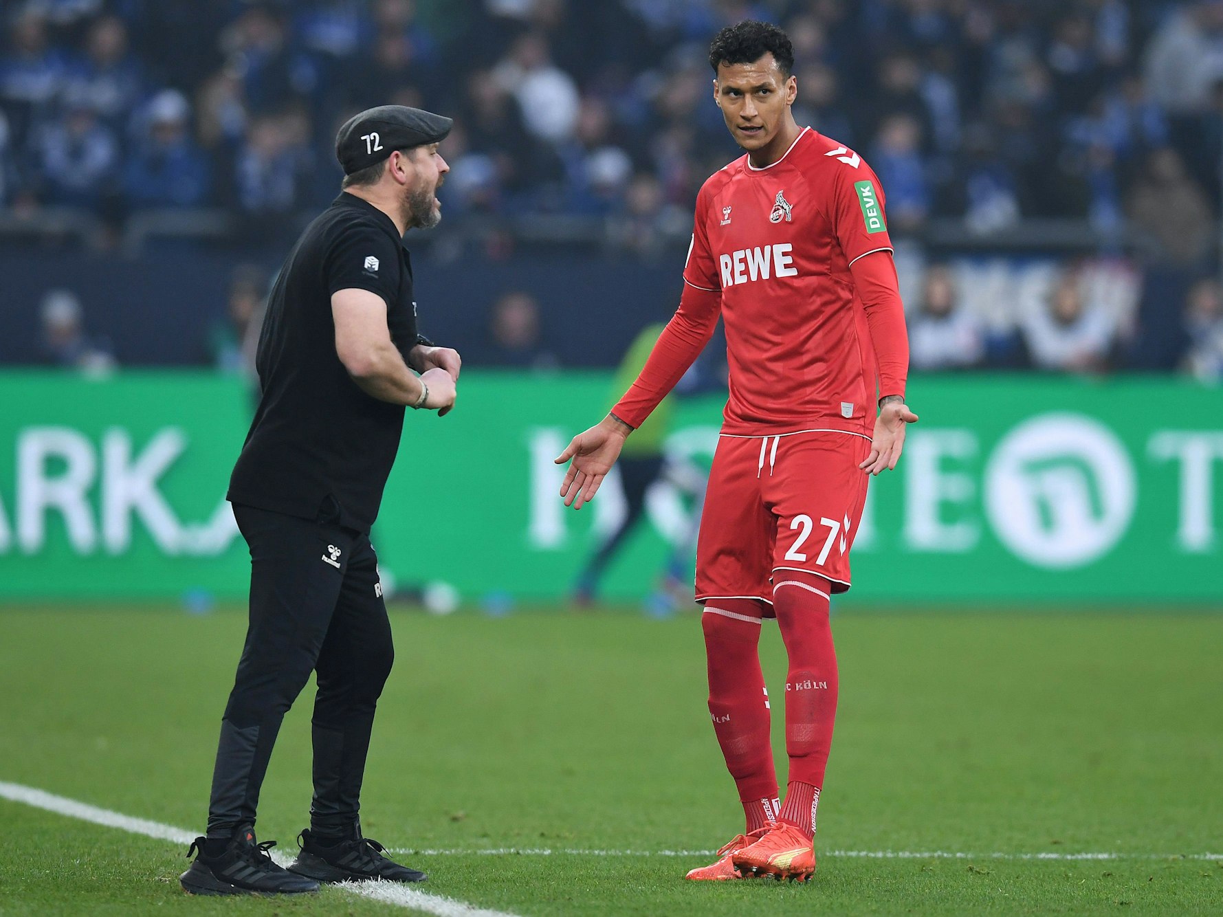Steffen Baumgart spricht am Spielfeldrand mit Davie Selke.