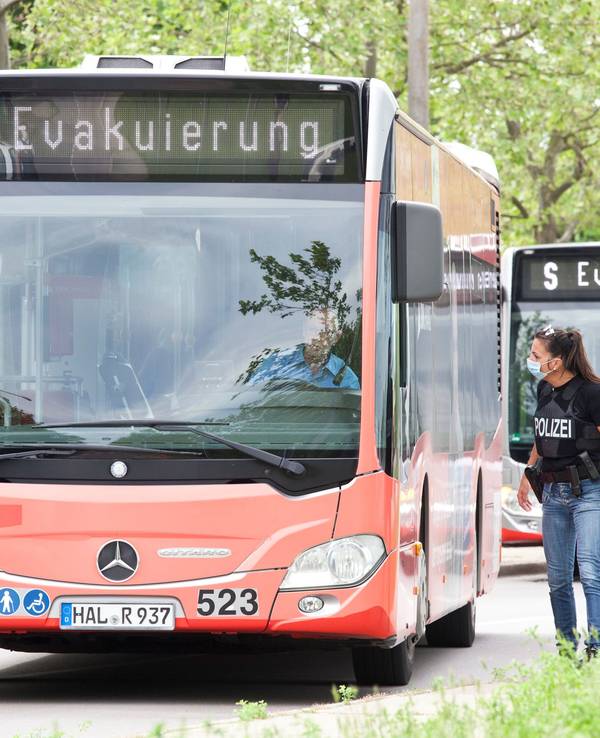 Bombenenschärfung in Köln mit Evakuierung: Busse fahren vor, um Anwohner aus der Evakuierungszone zu bringen.