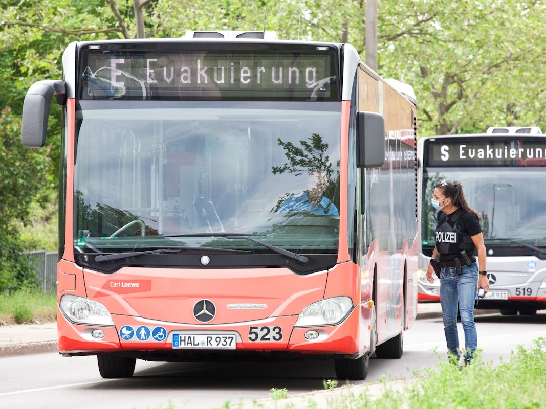 Bombenenschärfung in Köln mit Evakuierung: Busse fahren vor, um Anwohner aus der Evakuierungszone zu bringen.