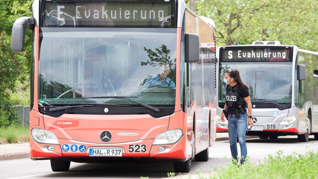 Bombenenschärfung in Köln mit Evakuierung: Busse fahren vor, um Anwohner aus der Evakuierungszone zu bringen.