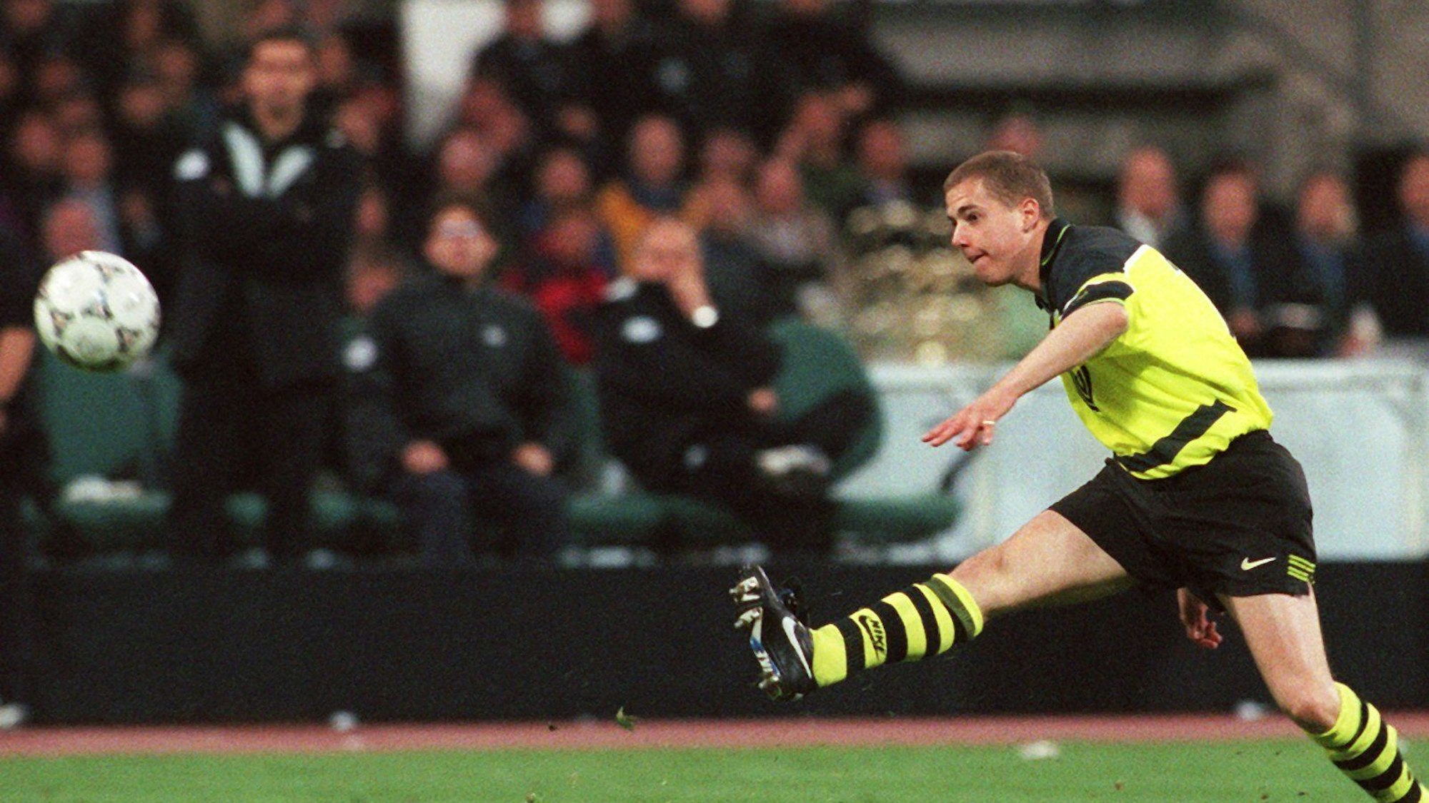 Der Dortmunder Lars Ricken trifft in der 71. Minute zum spielentscheidenden 3:1 im Champions League Finale Borussia Dortmund gegen Juventus Turin in München.