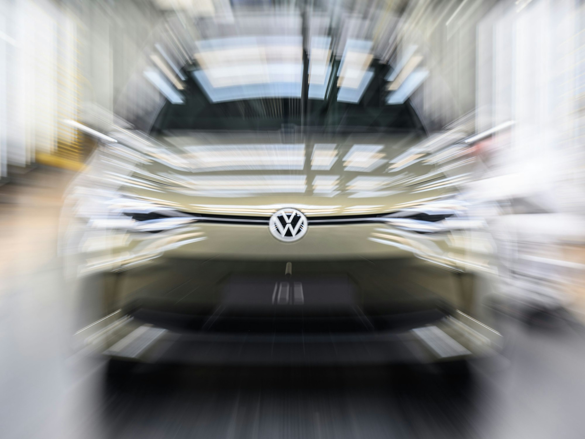 Das Symbolfoto zeigt die Frontansicht eines Volkswagen-Autos.