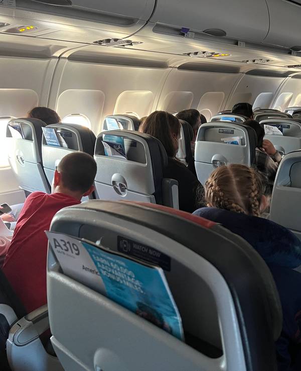 Passagiere sitzen in einem Airbus A319 und warten auf den Abflug