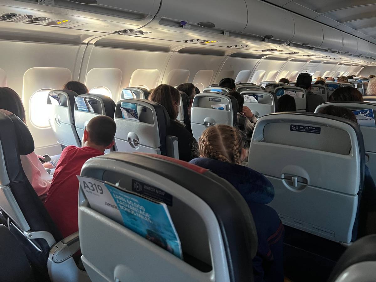 Passagiere sitzen in einem Airbus A319 und warten auf den Abflug
