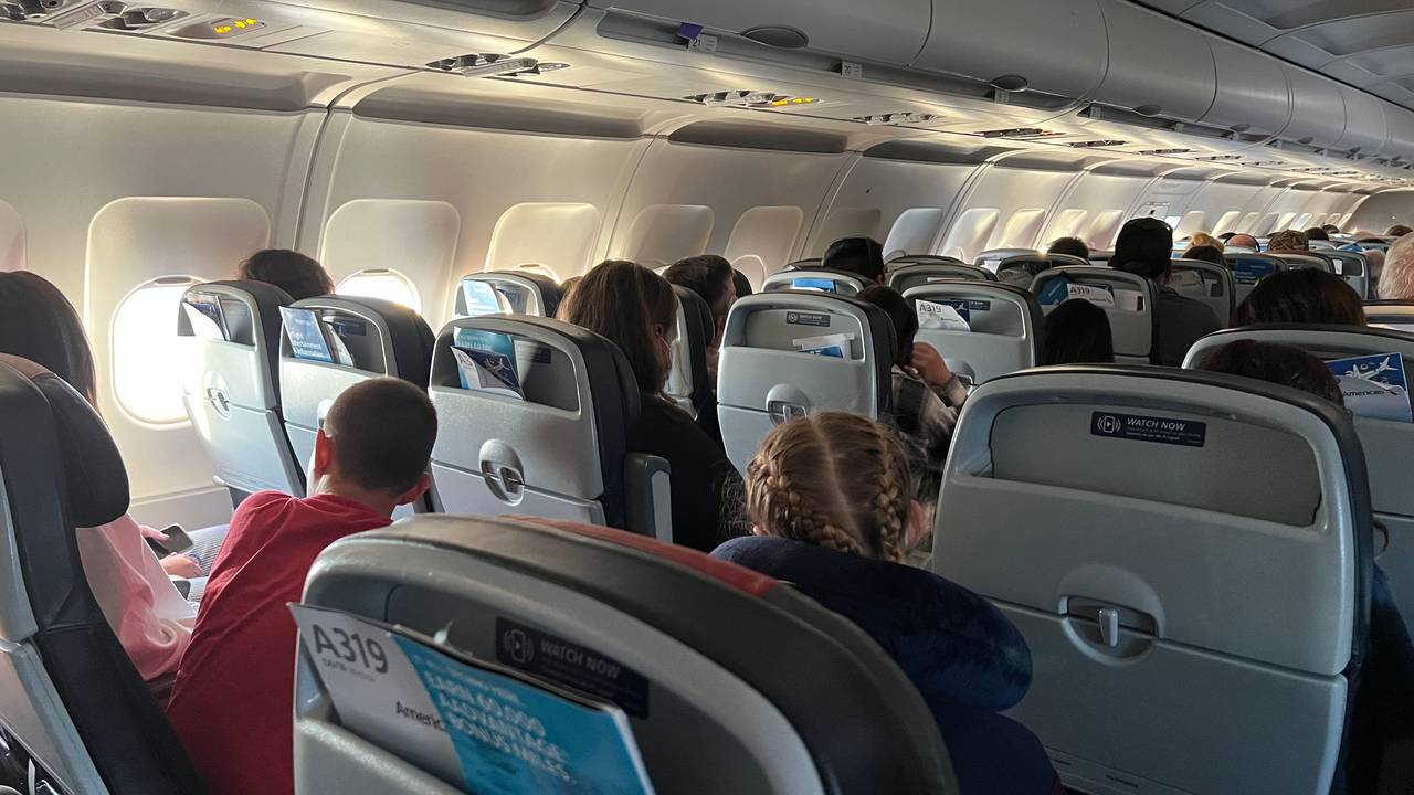 Passagiere sitzen in einem Airbus A319 und warten auf den Abflug