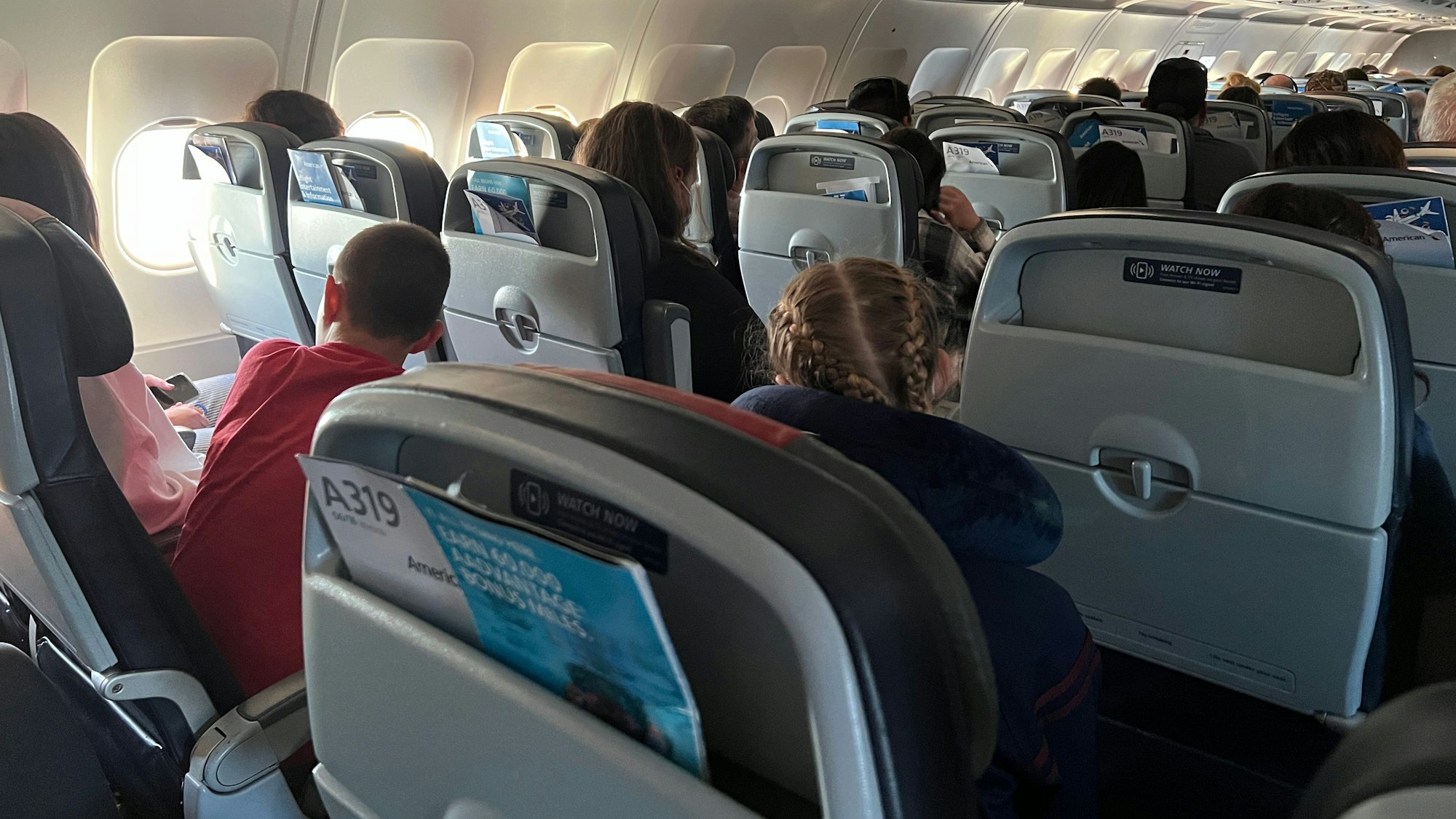 Passagiere sitzen in einem Airbus A319 und warten auf den Abflug