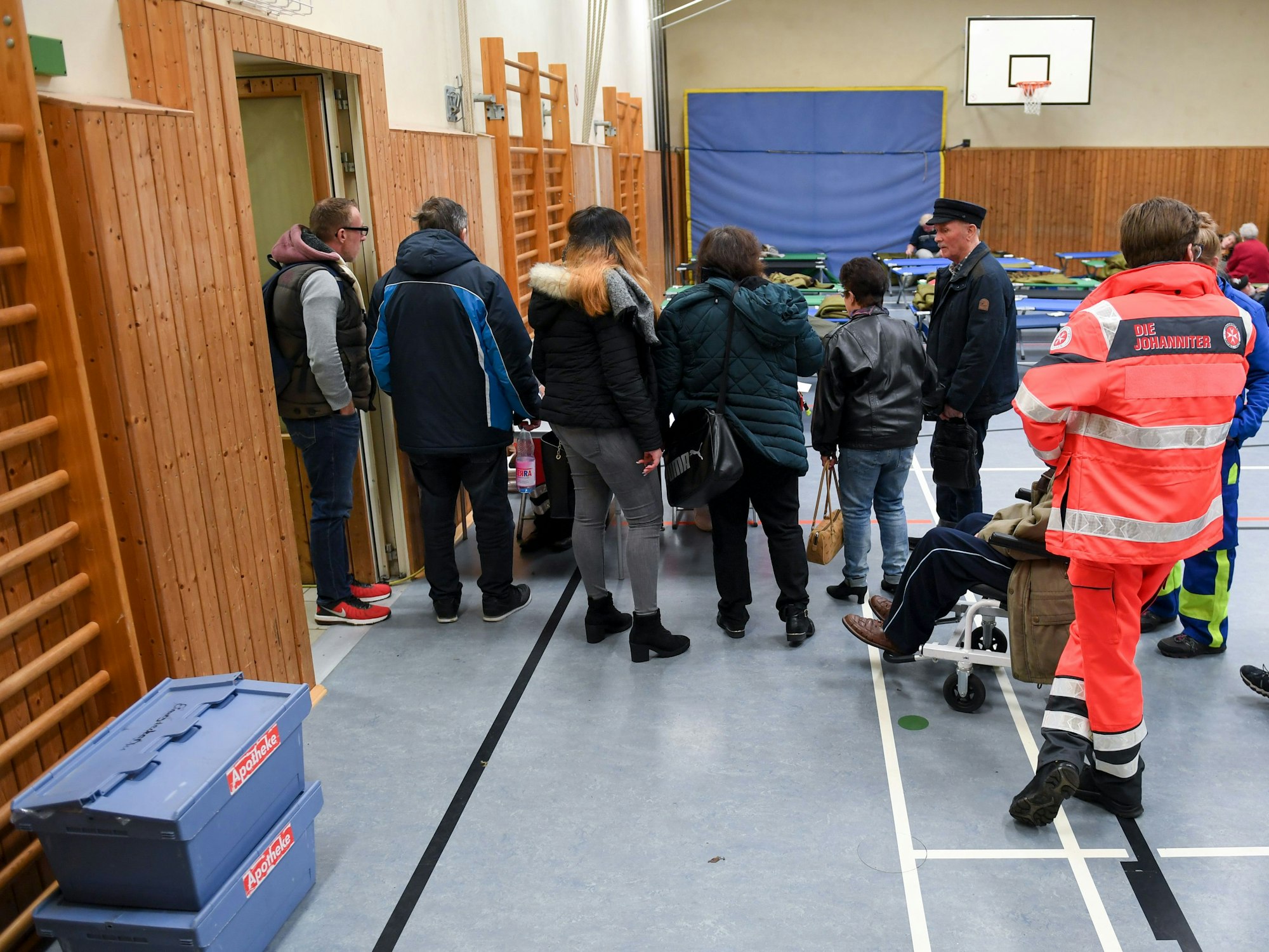 Bewohner, die wegen des Fundes einer Bombe aus dem Zweiten Weltkrieg i ihre Häuser verlassen müssten, finden sich in einer Turnhalle ein.