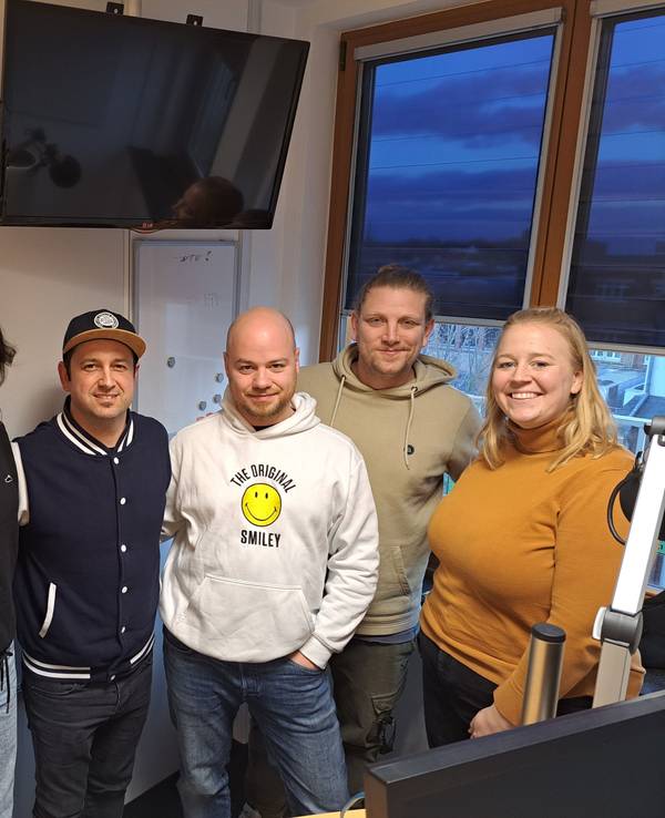 Dennis Busch, Darinka Dietermann, Dominik Becker, Constantin Gold, Alex Hilmer und Diana Schulz (v.l.) beim Podcast Kölsch und Jot.