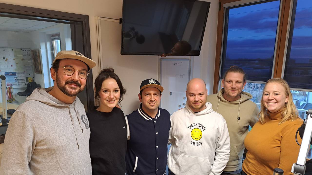 Dennis Busch, Darinka Dietermann, Dominik Becker, Constantin Gold, Alex Hilmer und Diana Schulz (v.l.) beim Podcast Kölsch und Jot.