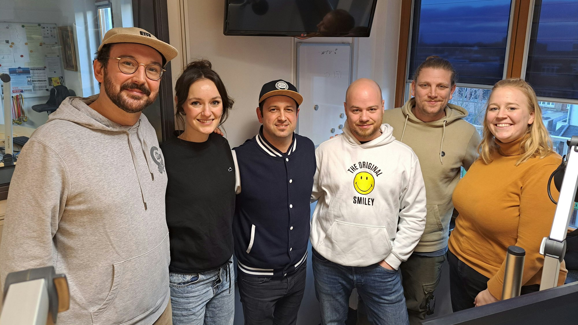 Dennis Busch, Darinka Dietermann, Dominik Becker, Constantin Gold, Alex Hilmer und Diana Schulz (v.l.) beim Podcast Kölsch und Jot.