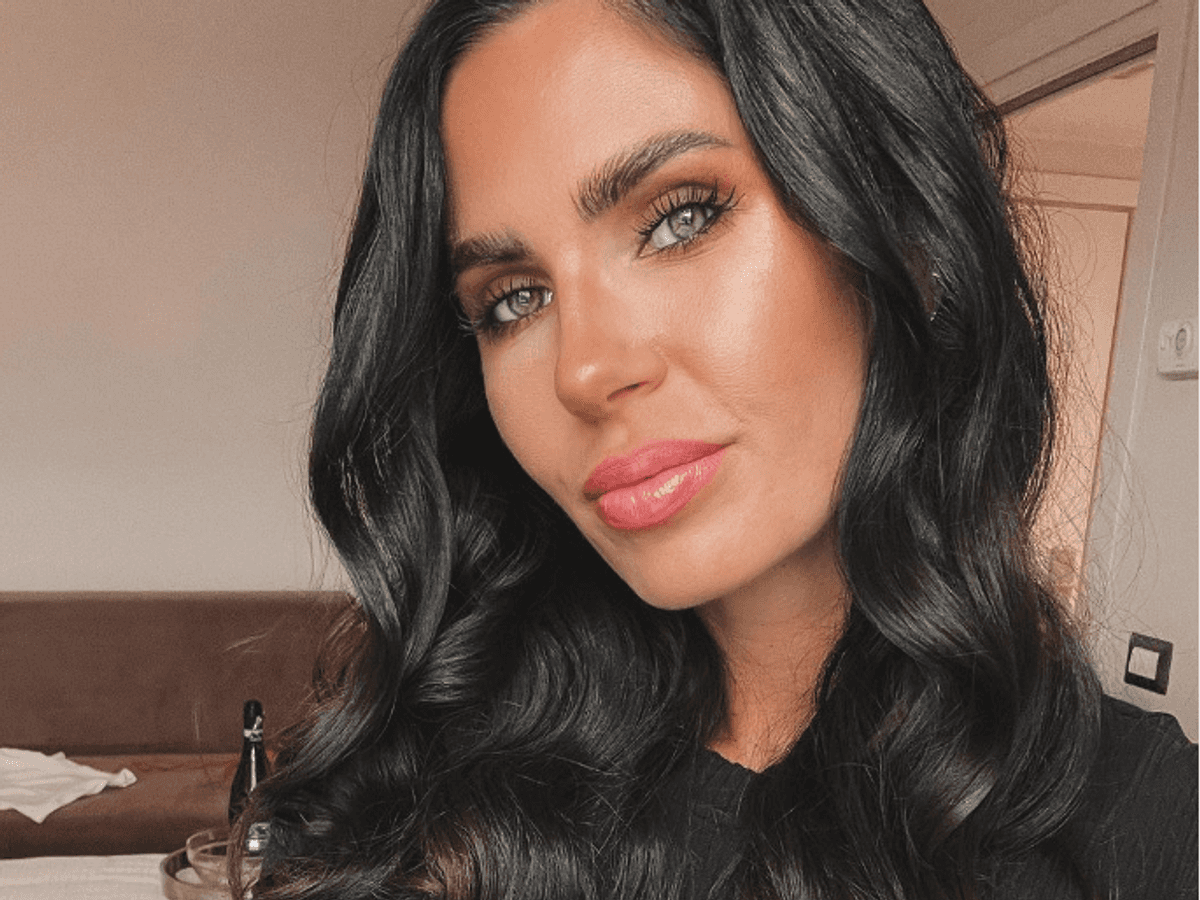 Bella, die Ehefrau von Mimi Kraus posiert für ihre Instagram-Fans.