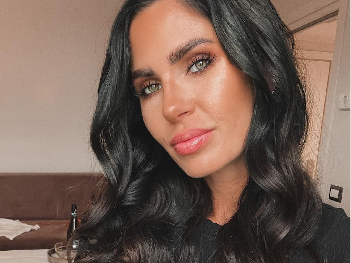 Bella, die Ehefrau von Mimi Kraus posiert für ihre Instagram-Fans.