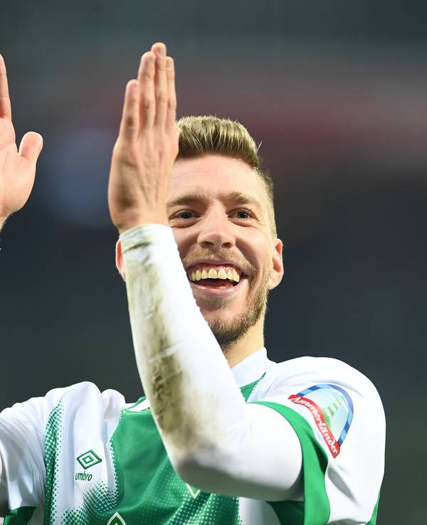 Werders Mitchell Weiser jubelt nach dem Schlußpfiff den Fans zu.