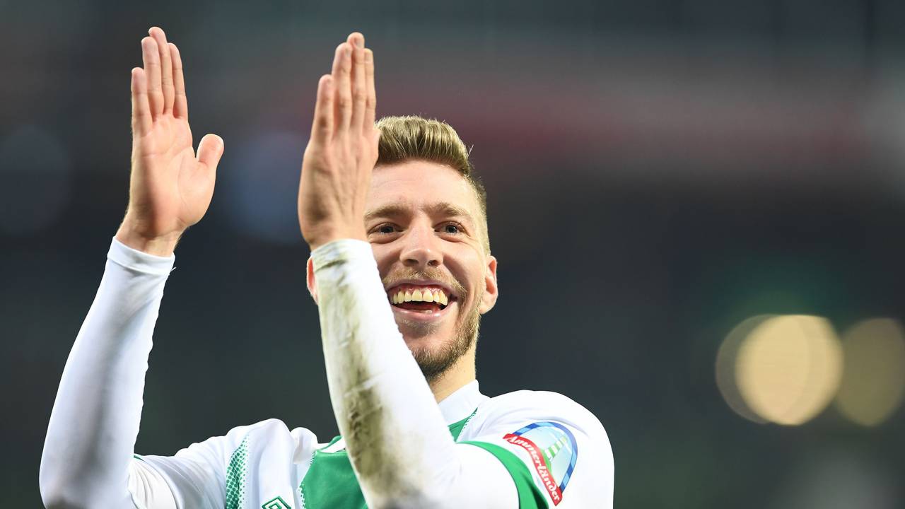 Werders Mitchell Weiser jubelt nach dem Schlußpfiff den Fans zu.