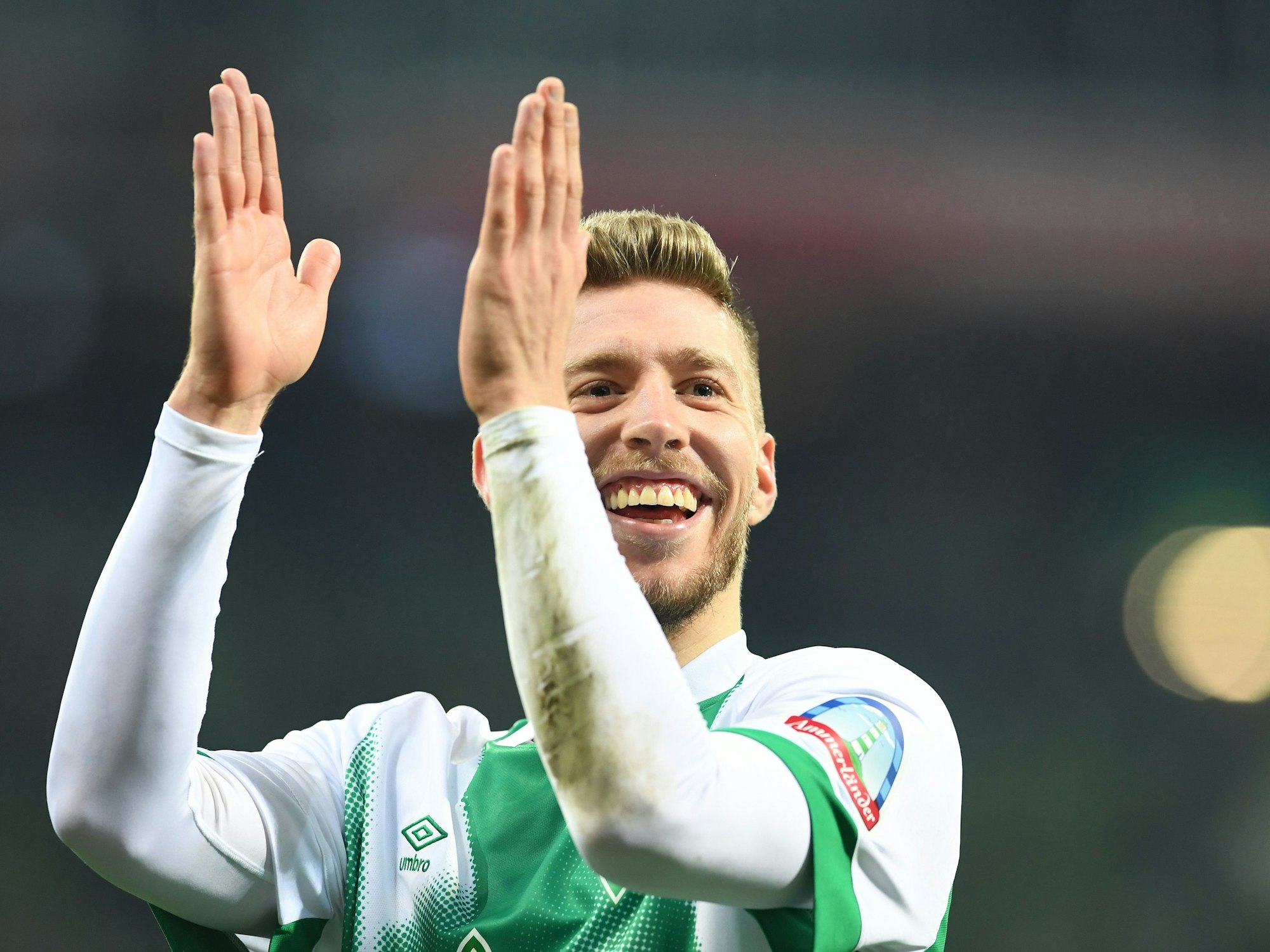 Werders Mitchell Weiser jubelt nach dem Schlußpfiff den Fans zu.