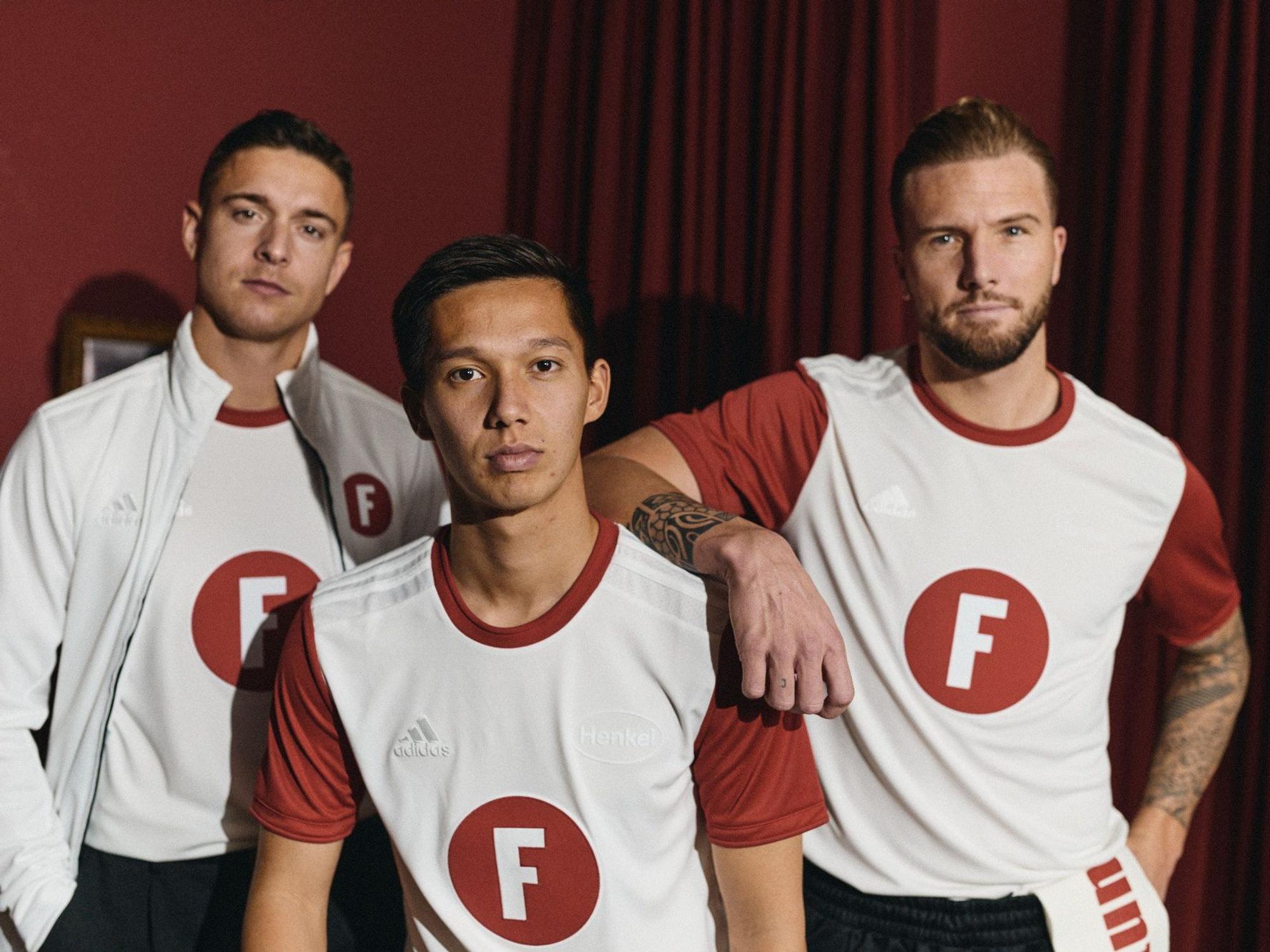 Fortuna Düsseldorf: Profis präsentieren das neue Sondertrikot.