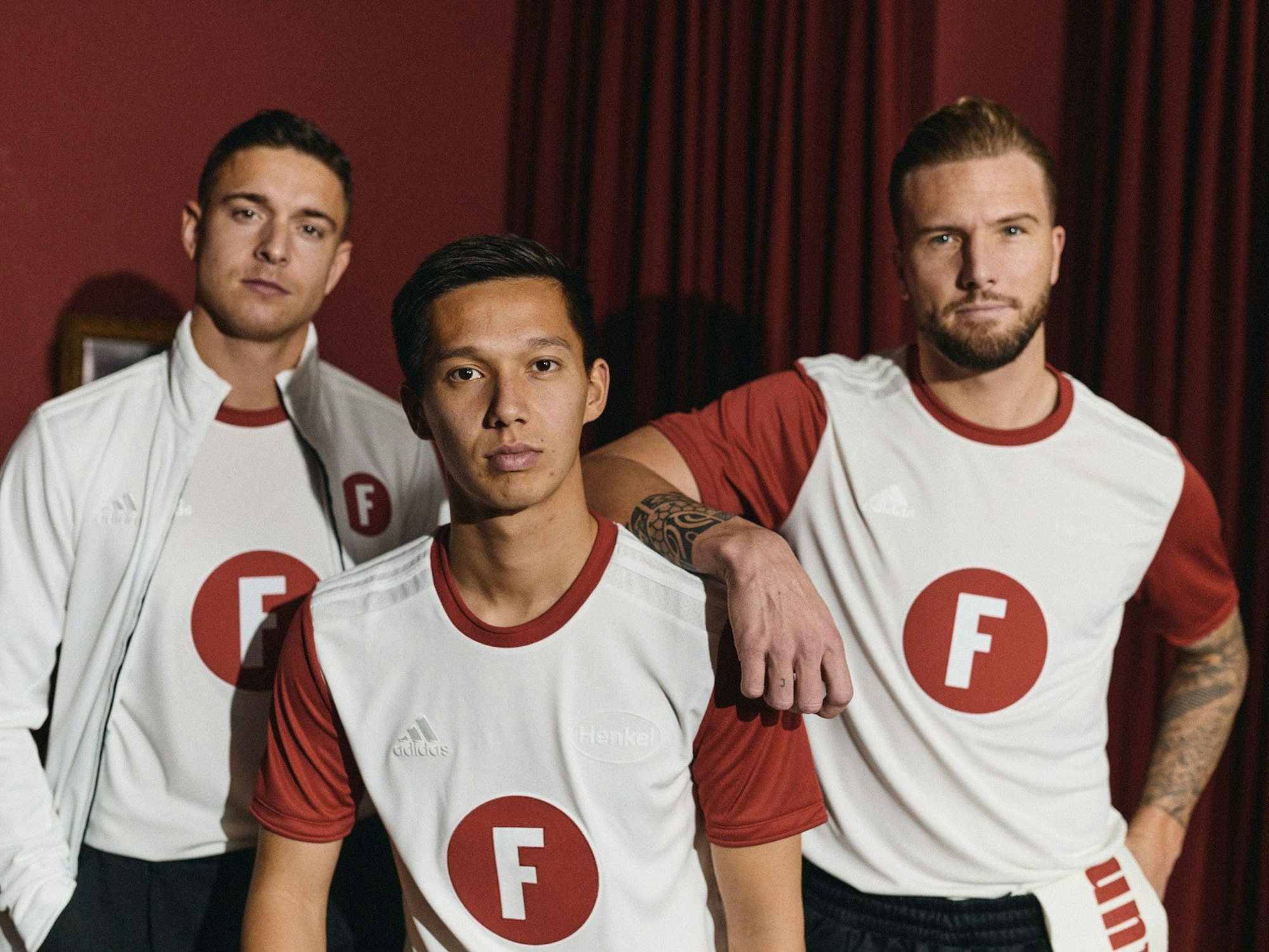 Fortuna Düsseldorf: Profis präsentieren das neue Sondertrikot.