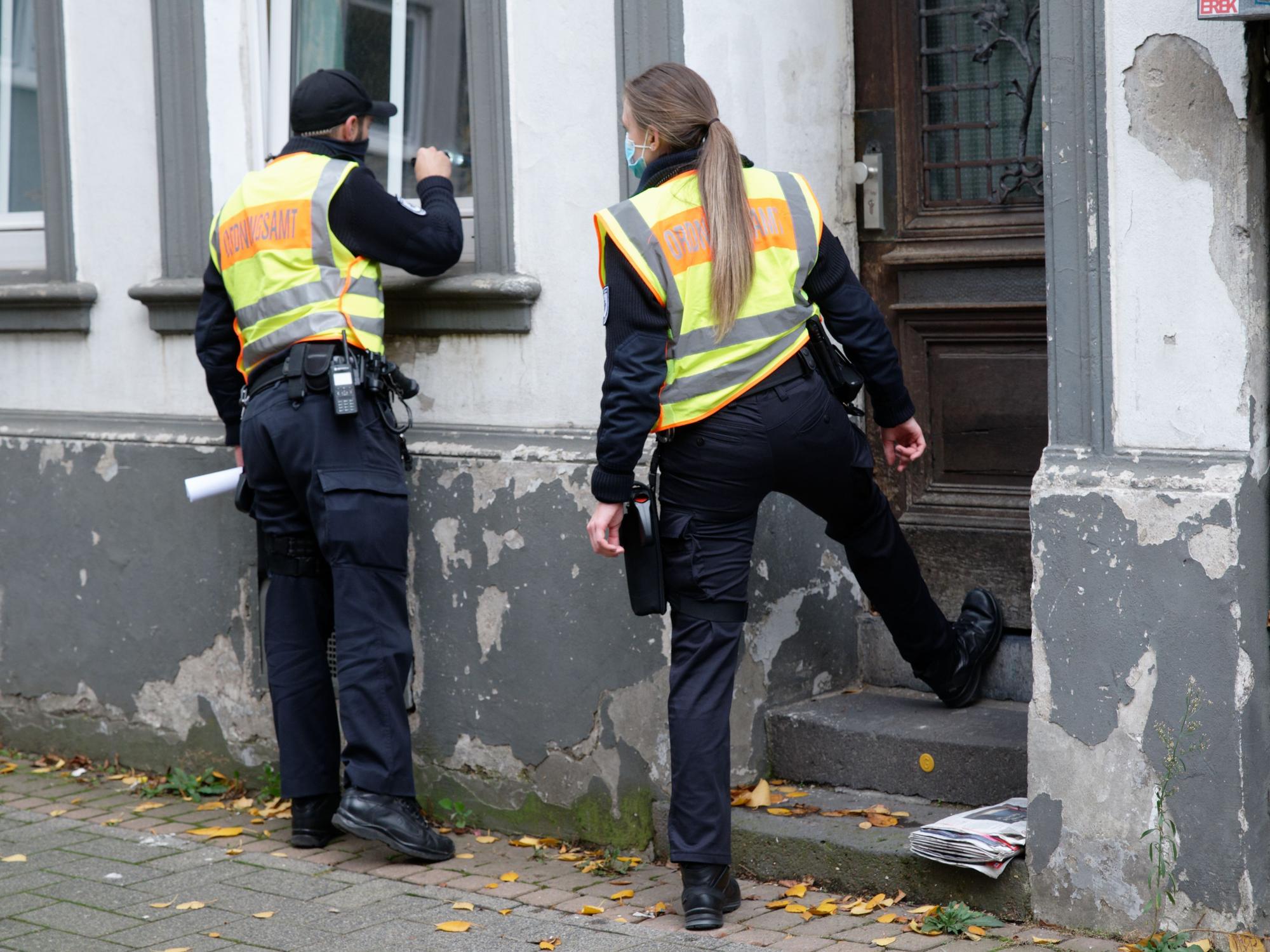 Evakuierung vor einer Bombenentschärfung in Köln: Mitarbeiter des Ordnungsamtes kontrollieren am 26. Oktober 2020 in Köln-Ehrenfeld Haus für Haus, ob die Anwohner die Gebäude verlassen haben.