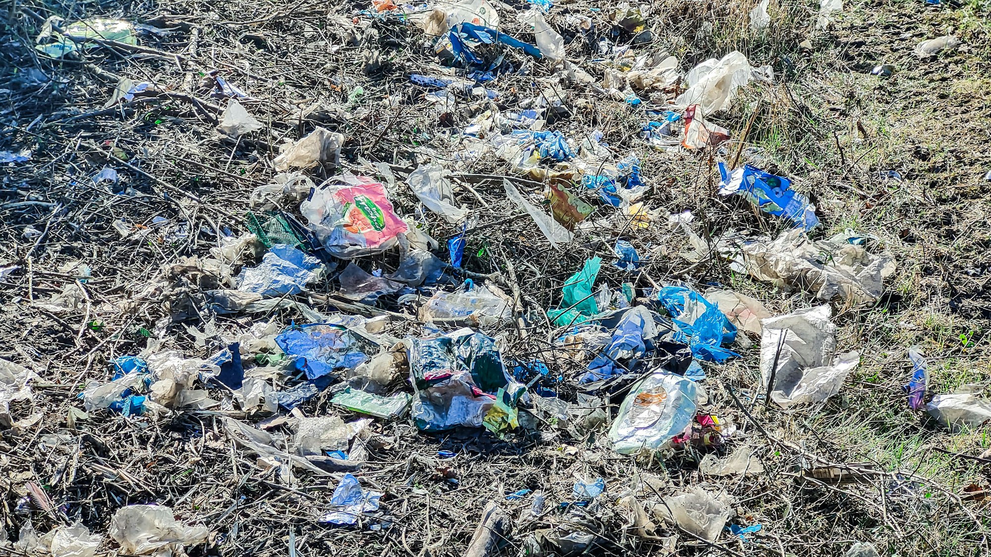 Auf einem Feld in Meschenich ist viel Plastik verteilt.